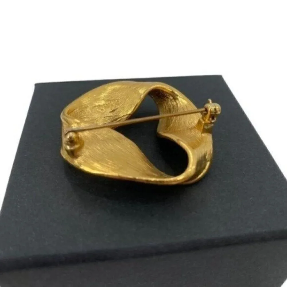 Vintage Napier Textured Circular Ribbon Two Tone Signed Brooch